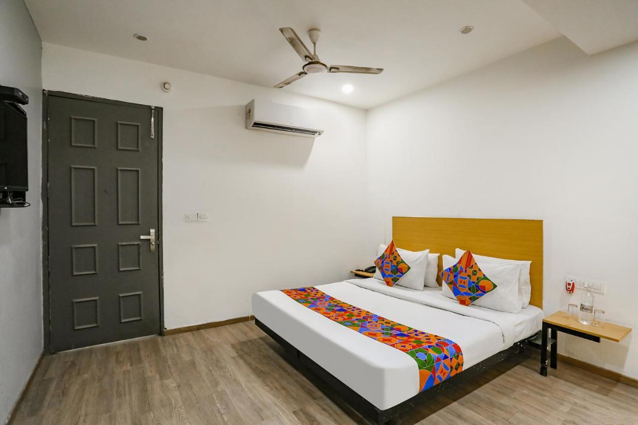 Fabhotel Vat - Meera Bagh Dillí Exteriér fotografie